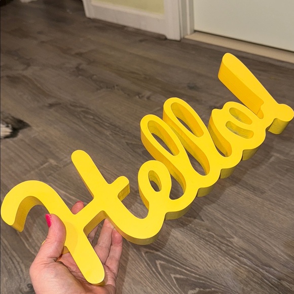 Yellow 'Hello' Sign - Picture 5 of 7